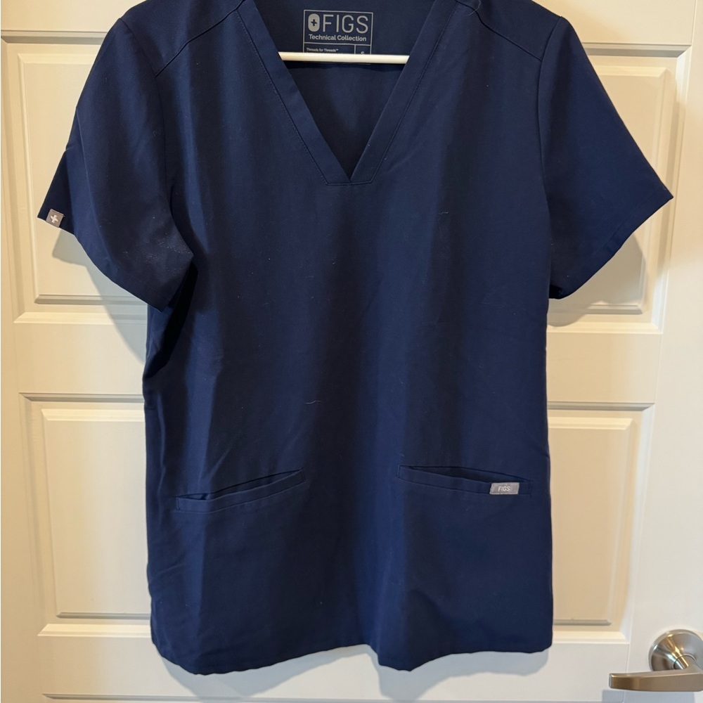 FIGS casma scrub top in navy